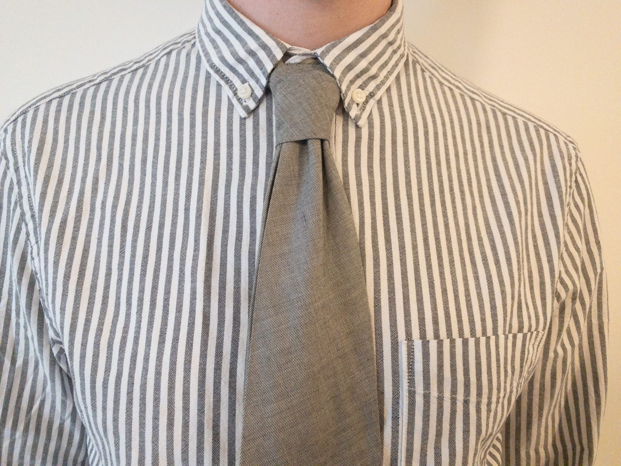 Graue Krawatte auf grau-weiß gestreiftem Hemd | DIY Krawatte selber machen