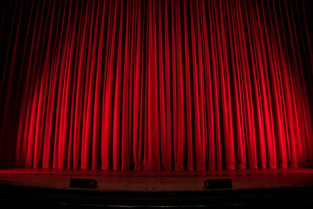 Langer Roter Samtvorhang schmückt eine Theaterbühne