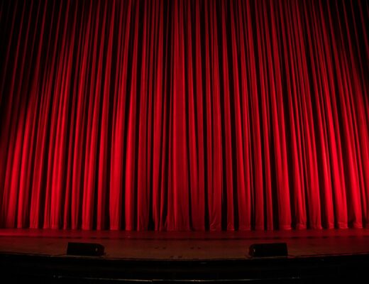 Langer Roter Samtvorhang schmückt eine Theaterbühne